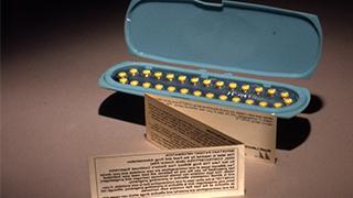 一套口服避孕药(大约1970年)和食品和药物管理局的第一个患者包装说明书. 